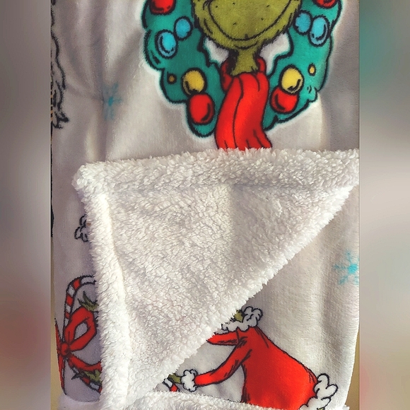 NWT Grinch Genuine Sherpa Holiday Throw - Picture 1 of 4